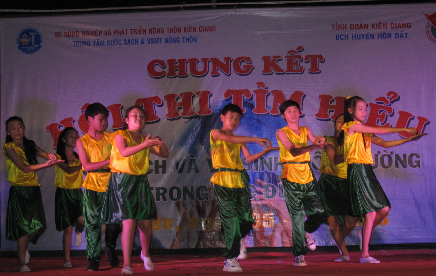 Dân vũ rửa tay các đội